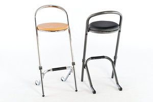 Das Stuhlgestell gibt es in Hochglanzverchromung oder in Hammerschlagoptik